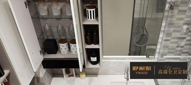 掛墻式浴室柜設(shè)計，精致的雕刻增添了優(yōu)雅和魅力。兩個開放式貨架解決“必備品”清單上的任何產(chǎn)品，存放和拿取都方便。
