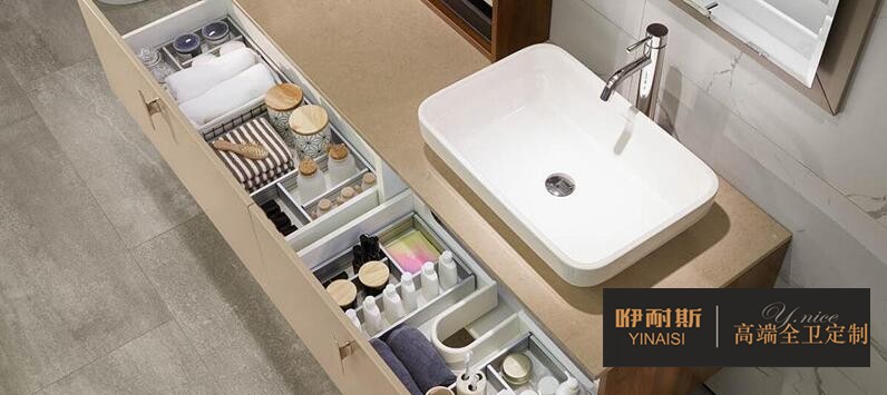 掛墻式浴室柜半開放設(shè)計，儲物空間強大;開放式貨架是將日常用品變成裝飾品的好方法，拿取便利，同時也豐富了衛(wèi)生間的收納。