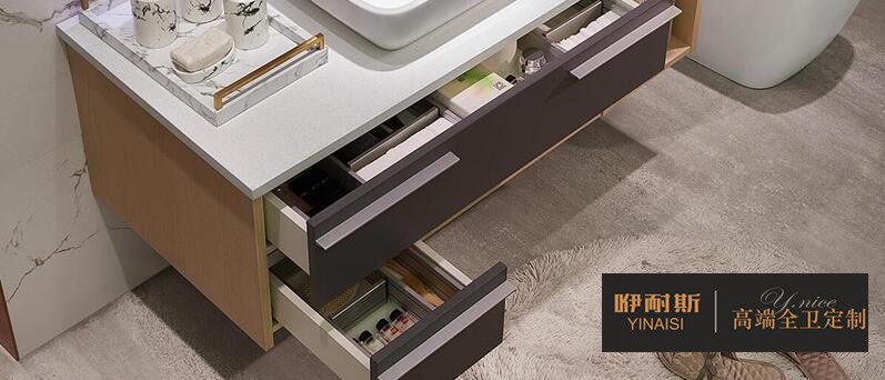 開放式存儲是一種日益增長的浴室趨勢，不管是小戶型還是大戶型都適用。